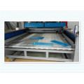 Machine de découpe et de gravure laser de vente chaude pour le tissu